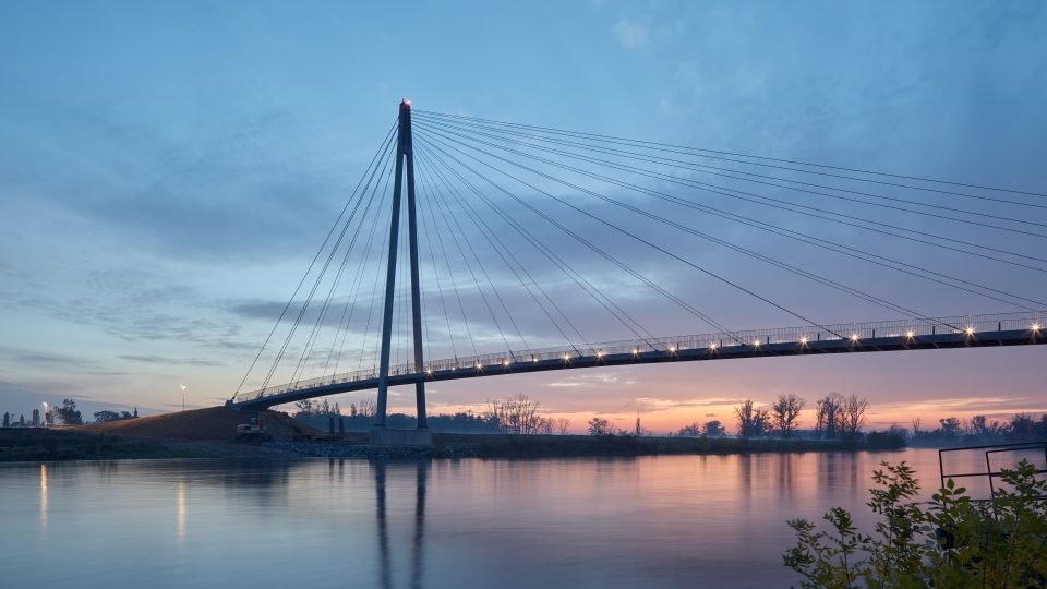 Most v Lužci nad Vltavou. Autoři: Petr Tej, Jan Mourek, Marek Blank