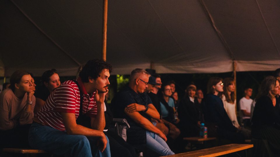 Třetí díl speciálu publicistického pořadu Vlna se zaměří na bezpečnostní krizi. Poslechněte si záznam z debaty na pražském festivalu Nevermore68 | foto: Díky, že můžem Třetí díl speciálu publicistického pořadu Vlna se zaměří na bezpečnostní krizi. Poslechněte si záznam z debaty na pražském festivalu Nevermore68
