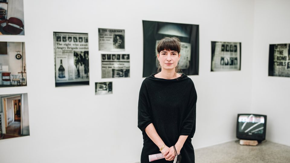 Barbora Mrázková v expozici Útoky na zboží: Masky, mikrofilm, časové osy v pražské Fotograf Gallery