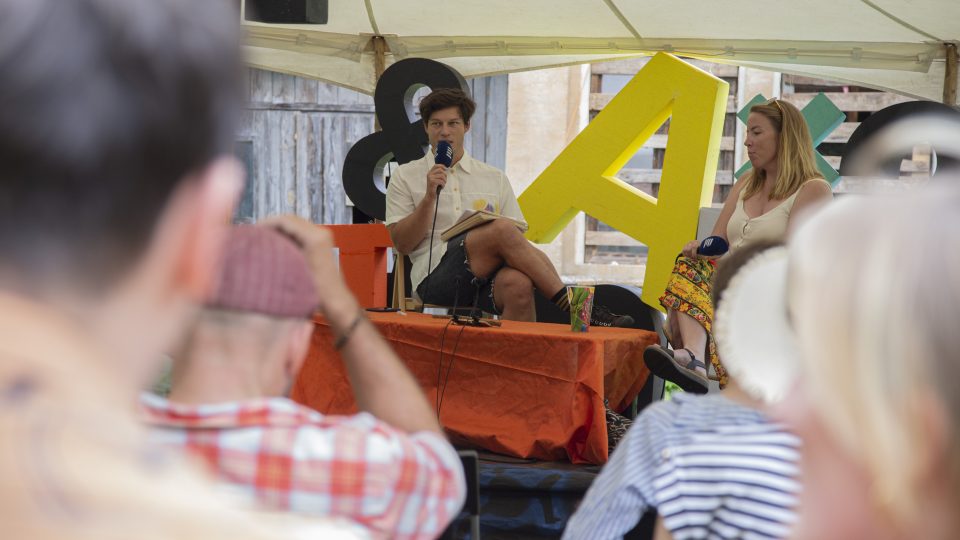 Podhoubí živě z festivalu Povaleč s íránistkou a arabistkou Lenkou Hrabalovou