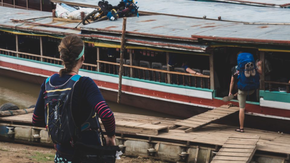 Kola naložená na „slow boat“ na cestě do Luang Prabang, Laos