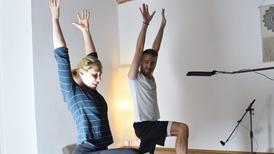 Martin Minha poprvé cvičí jógu. Začal u lektorky ashtangy Markéty Makovské