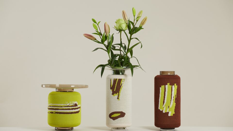 Pletené svršky pro lidská těla i pro skleněné vázy navrhuje pod značkou Cockerel Lenka Kohoutová