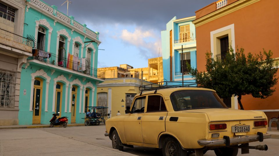 Přejezd Kuby na koloběžkách