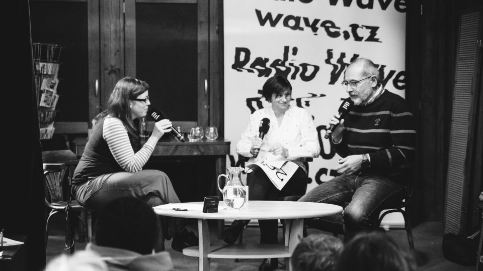 Moderátorka Adéla Paulík Lichková, Miroslava Bubela, ředitelka Green Doors, a Martin Hollý. Diagnóza F – 20 let V. kolony
