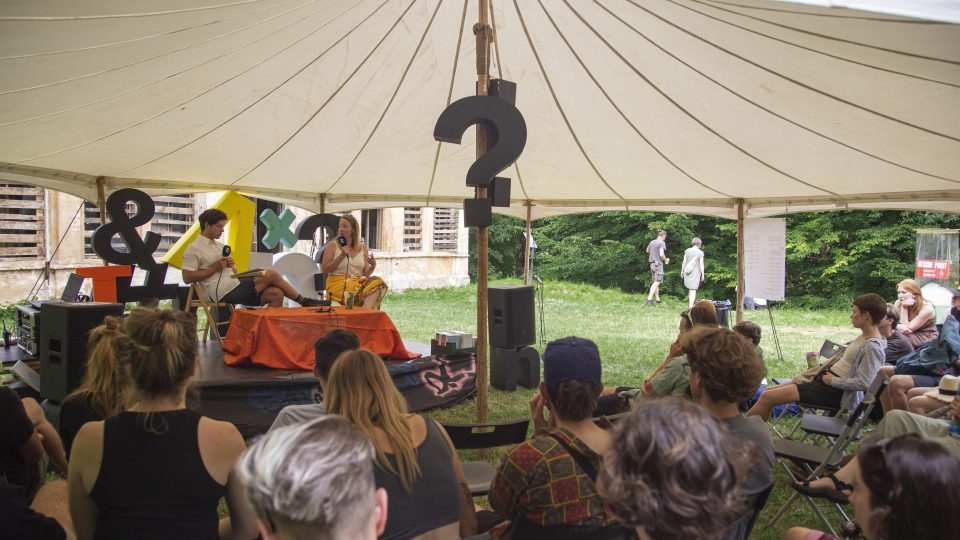 Podhoubí živě z festivalu Povaleč s íránistkou a arabistkou Lenkou Hrabalovou