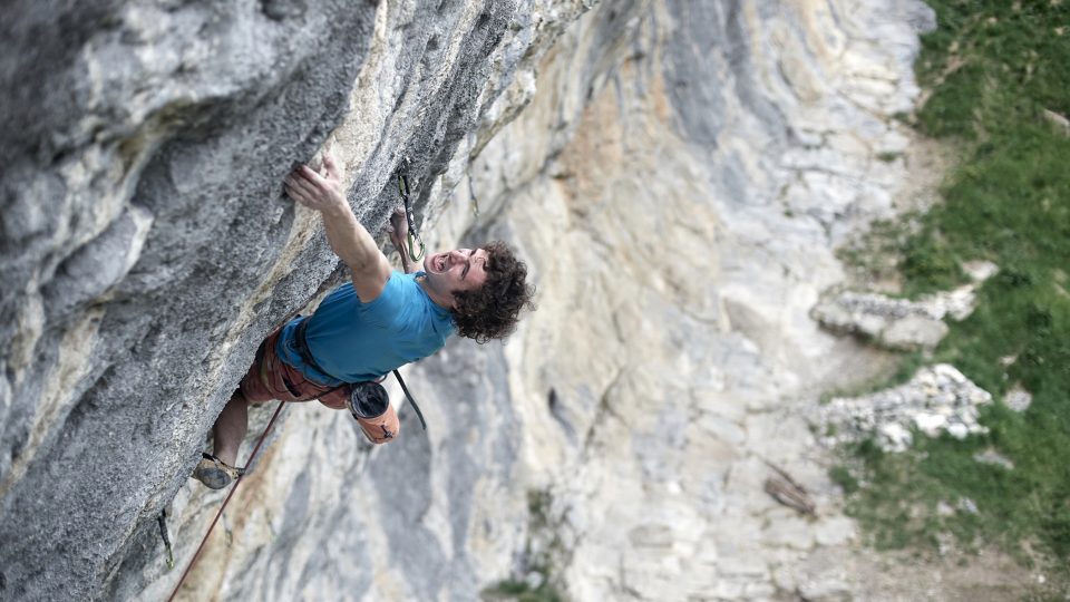 Adam Ondra  během lezení ve švýcarském Grimmwaldu