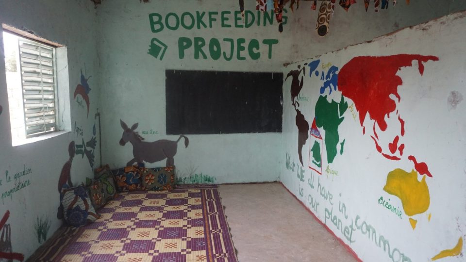 čtecí místnost v postavené knihovně v Senegalu.jpg