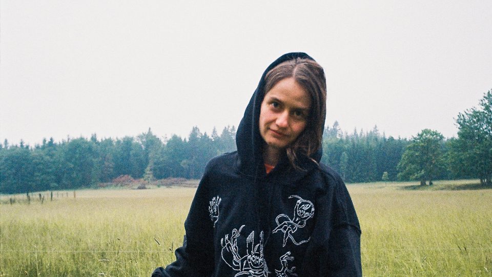 Tereza Melková je architektka, která začala v covidových lockdownech vyšívat na sekáčové oblečení