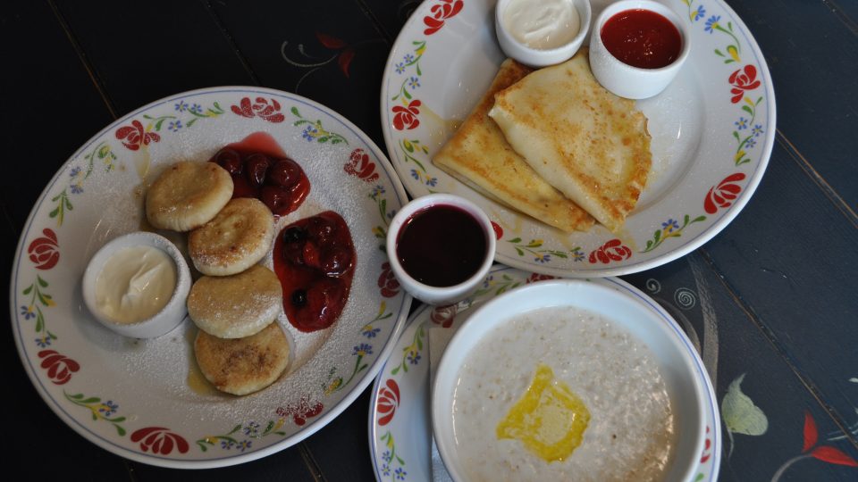 Nejlepší běloruská snídaně, bliny, sirniki a ovesná kaše