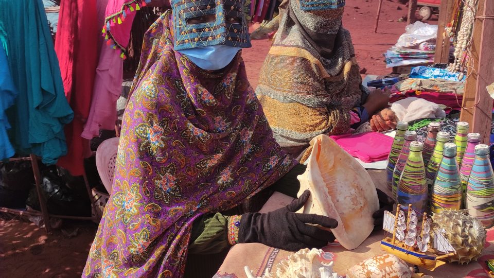 Ostrov Hormoz, Írán – prodavačky mušlí v tradičních maskách