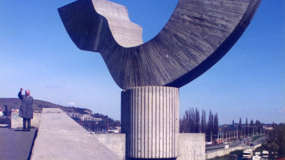 Pohled na Karla Filsaka a sochu Josefa Klimeše s názvem Rovnováha na Barrandovském mostě