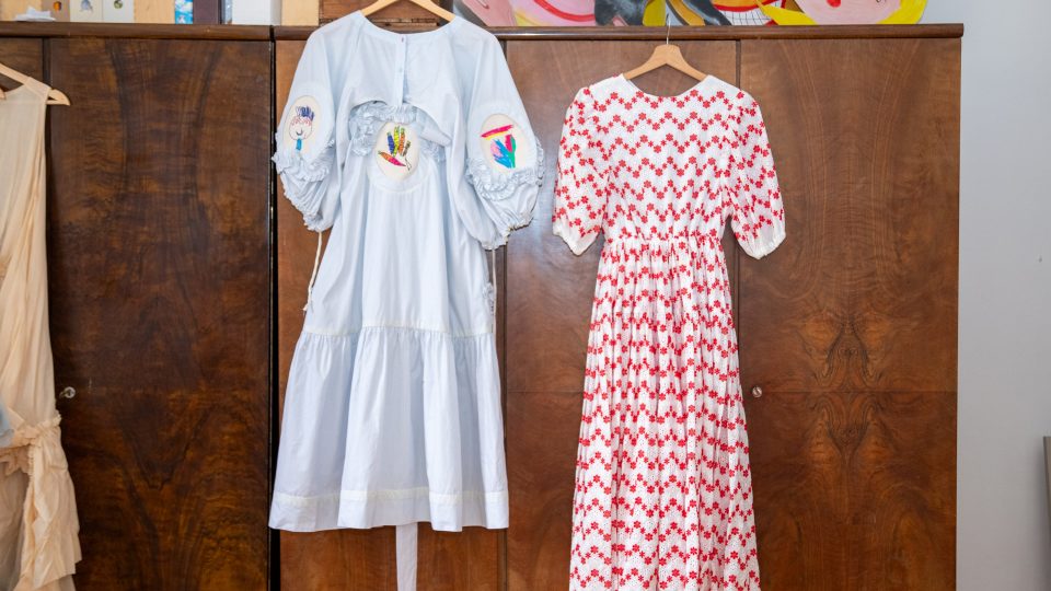 Šaty Picky Parents s rámečky na vyšívané dětské kresby a šaty od Martina Kohouta