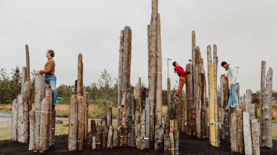 Socha na Islandu z naplaveného dřeva
