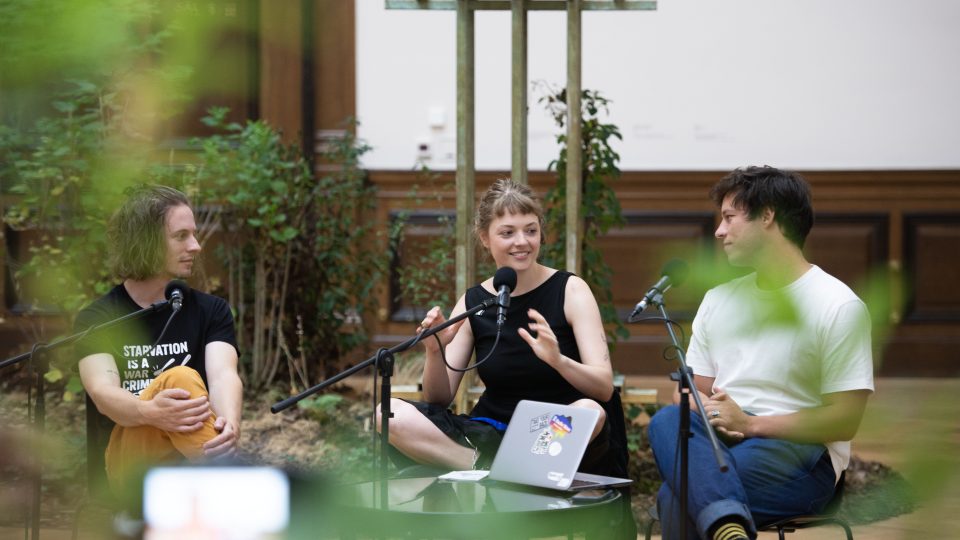 Živý díl přímo v interiéru výstavy natočil Ondřej Šebestík se Sárou Märc a Jakubem Kvizdou | foto: Galerie Rudolfinum, Tereza Kunderová Živý díl přímo v interiéru výstavy natočil Ondřej Šebestík se Sárou Märc a Jakubem Kvizdou