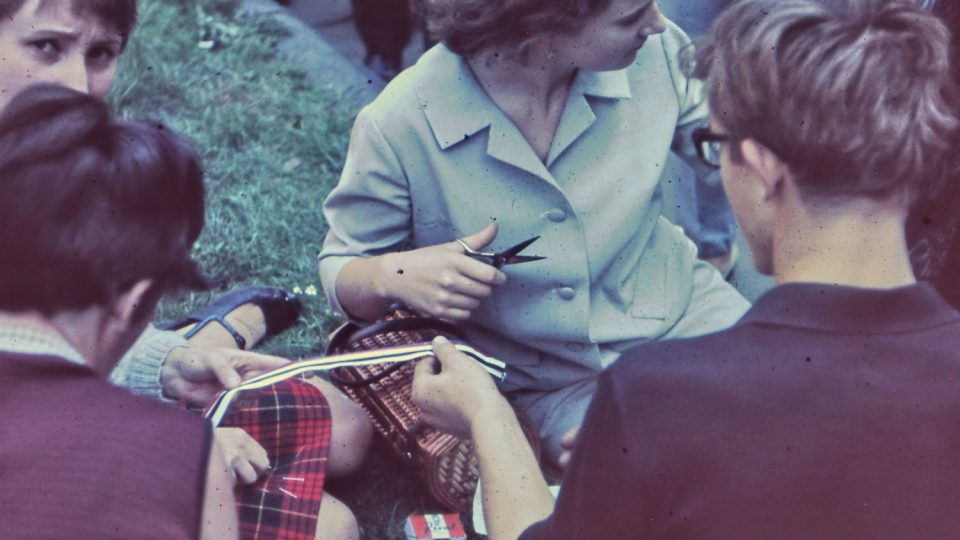 22. 8. 1968 si lidé spontánně připínali stužky v barvách trikolory na klopy