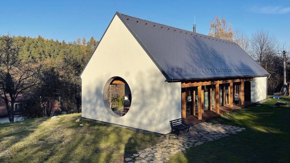 Realizace architektky Lenky Míkové: chalupa zvaná "dům s dírou"