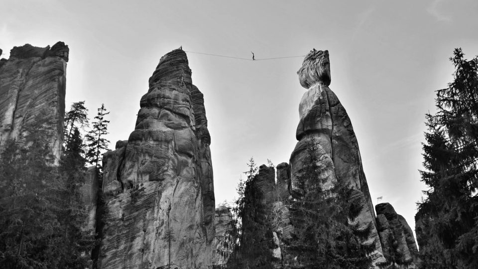 Danny Menšík na „lajnách“ mezi vrcholy nad Chamonix, v oblíbené Itálii i v Českém Ráji
