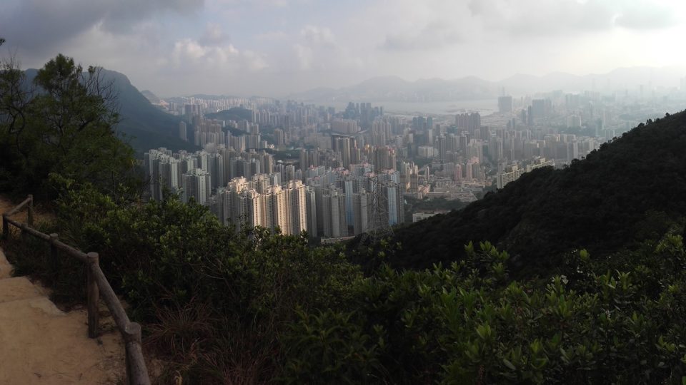 Pohled na obytnou čtvrť poloostrova Kowloon ze stezky vedoucí na skalní útvar Lion Rock.