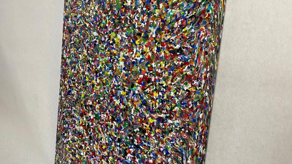 Deska od Plastic Guys, která je 100% recyklovaná a recyklovatelná a vhodná jak do interiéru, tak i exteriéru