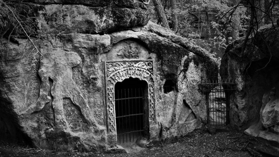 Démonické obličeje a tajemné sochy ve skalách kolem Želízů