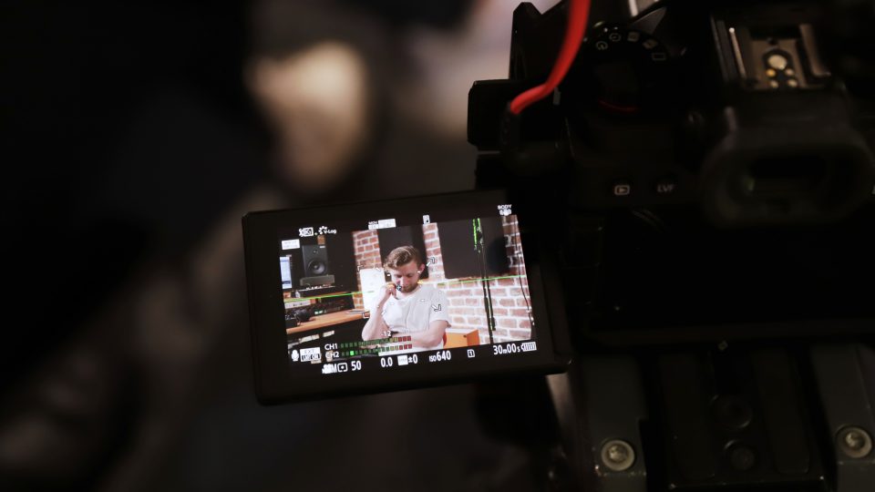 Z natáčení doprovodného rozhovoru s Tomášem Havlenem k sérii Stopy