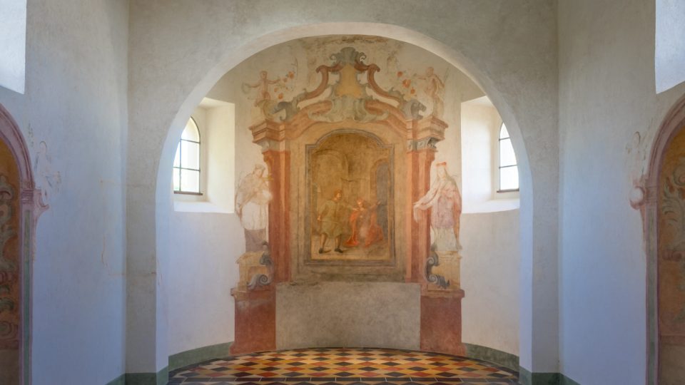 Interiér kaple na suchdolském hřbitově