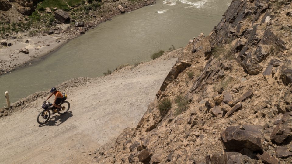Údolí řeky Panj, hranice mezi Afgánistánem a Tádžikistánem. Tádžikistán