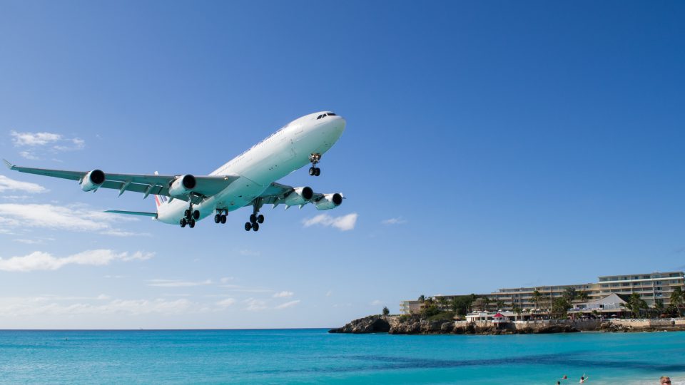 Přistávání dopravního letadla těsně nad pláží