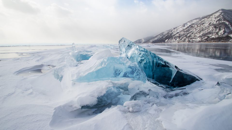 Tyrkysově modré kry na Bajkale