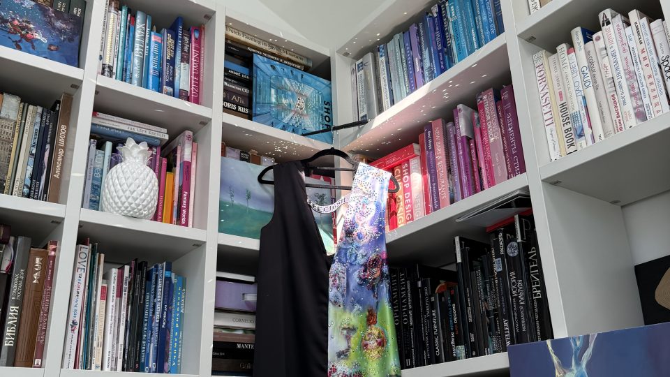 Nataliyin design, phygital šaty ručně vykládaný krystaly, které mají v augmentované realitě díky QR kódu jiný vzhled, potisk vychází z vlastnoruční malby zpracované AI