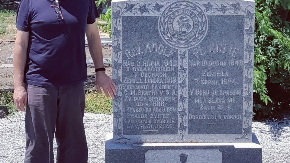 s hrobem faráře Adolfa Chlumského zakladatele několika českých sboru v Texase_ořez.jpg