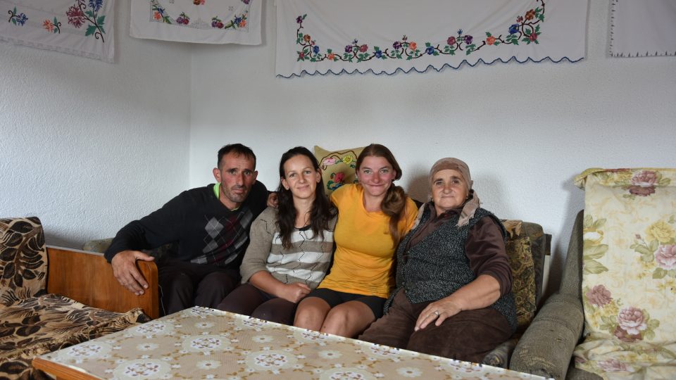 Viktorka Hlaváčková na jedné z návštěv při putování Černou Horou a Albánií. Překvapila ji hlavně velká pohostinnost