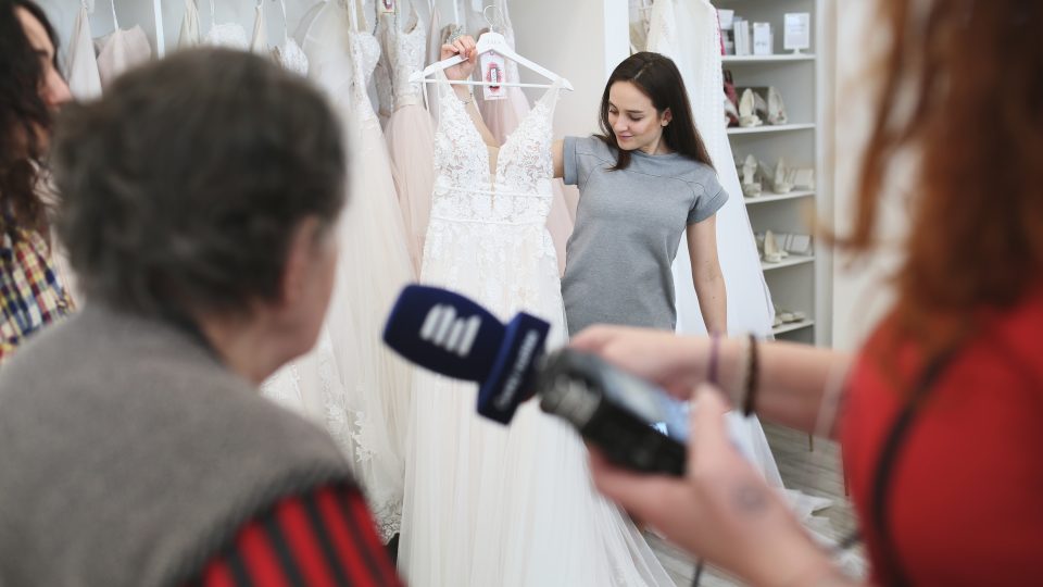 Paní Josefa provádí předvýběr svatebních šatů, které si vyzkouší modelka a z kterých pak vybere ty nejlepší 