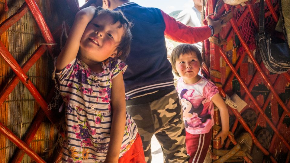 Děti kyrgyzských nomádů. Kyrgyzstán