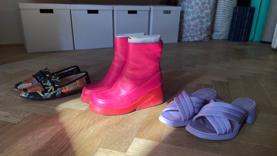 Nejoblíbenější boty Terezy Rosalie Kladošové. Růžové a fialové jsou od značky Camper pro kterou navrhují i české designérky