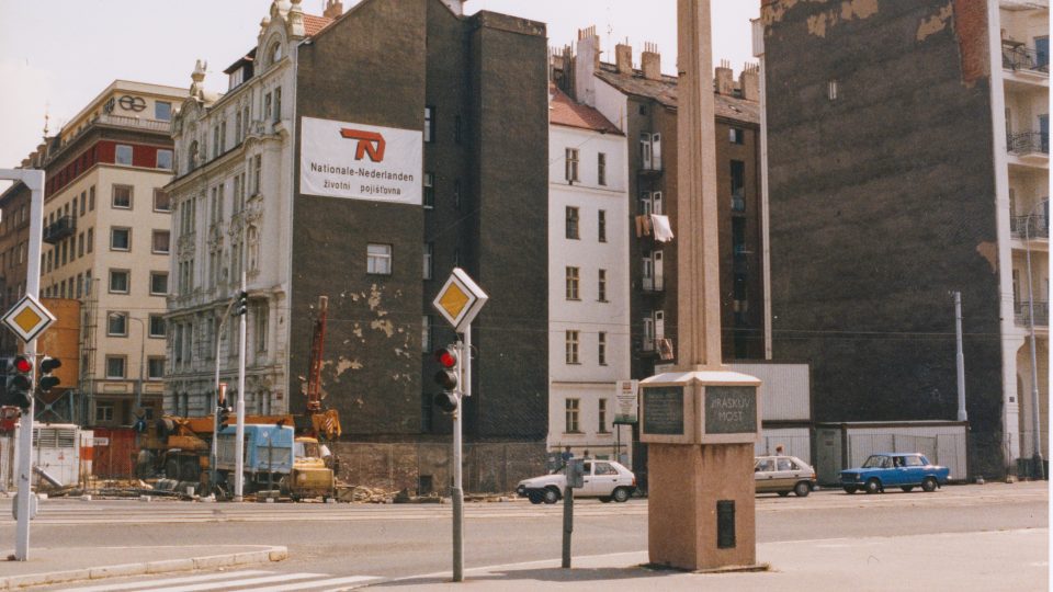 Proluka před stavbou Tančícího domu (rok 1990)