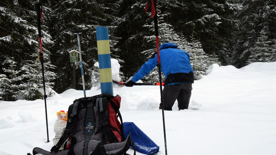 Ondra Šebestík kope na Šumavě sněhový profil