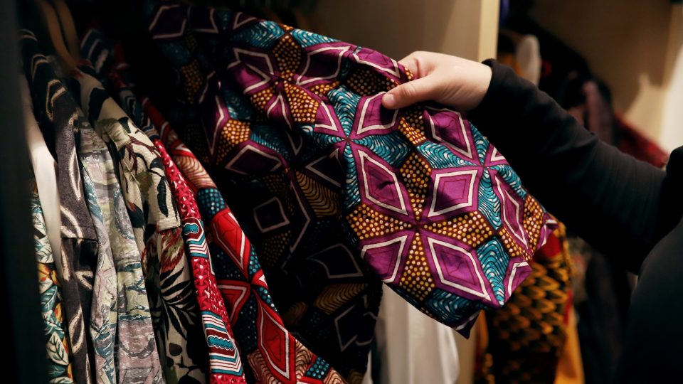 Eliška nosí zásadně pánské košile, miluje africké textilie a výrazné barvy