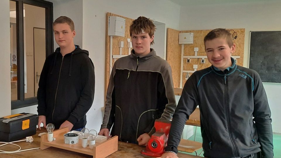 Žáci ze základní školy v Železném Brodě si zkoušejí, jak by jim šlo instalatérské řemeslo