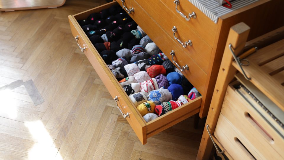 Šuple s pečlivě uspořádanými ponožkami, které zdobí výšivky a různé jiné zajímavé motivy