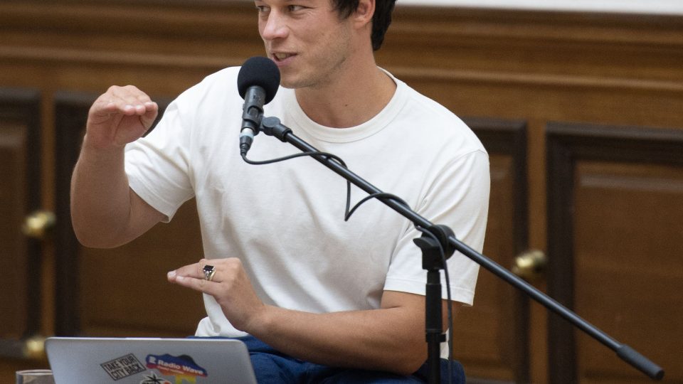Živý díl přímo v interiéru výstavy natočil Ondřej Šebestík se Sárou Märc a Jakubem Kvizdou | foto: Galerie Rudolfinum, Tereza Kunderová Živý díl přímo v interiéru výstavy natočil Ondřej Šebestík se Sárou Märc a Jakubem Kvizdou
