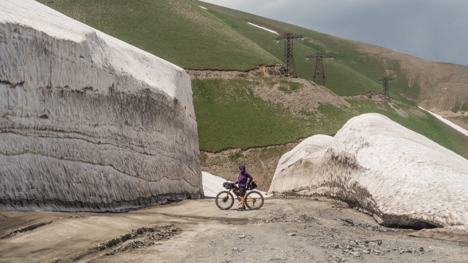 Sníh z loňské zimy. Kyrgyzstán