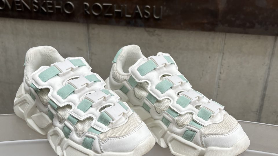 Jedna z mála věcí, kterou Laura pořídila novou, sneakers Koi