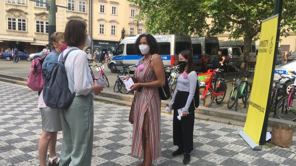 Johanna Nejedlová (druhá zleva) na happeningu před Poslaneckou sněmovnou