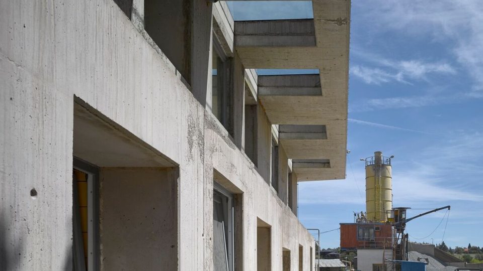 Administrativní budova ve Strančicích architekta Davida Krause vypadá jako odlitá z jednoho kusu betonu