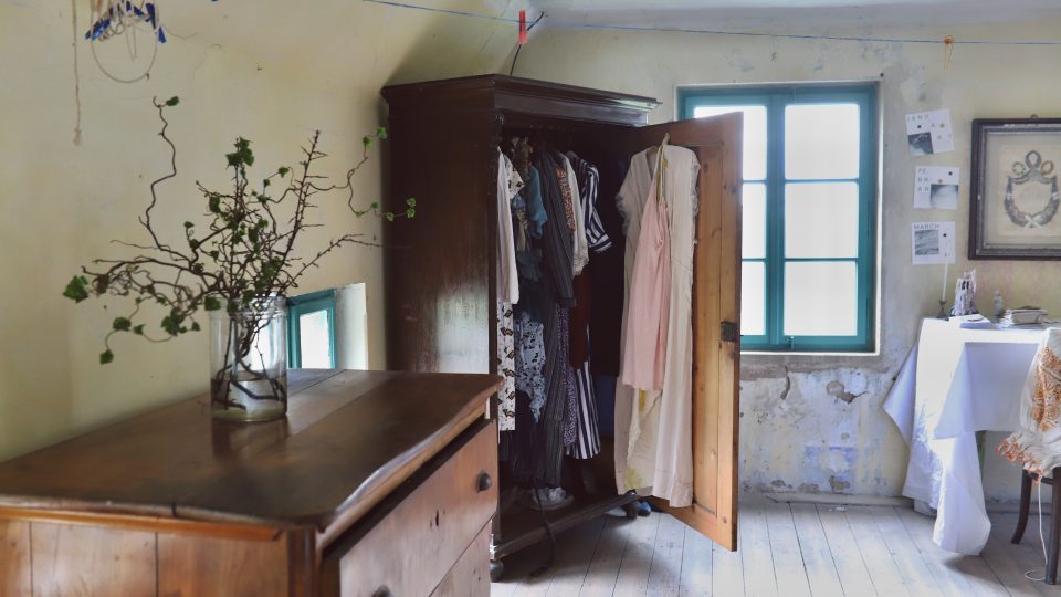 Luciino oblečení do kopců a údolí je uložené ve staré skříňi a šupláku v ložnici