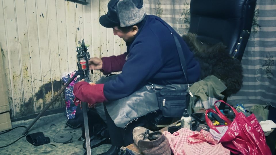 Kyrgyzstán - oprava bot na bazaru v Biškeku