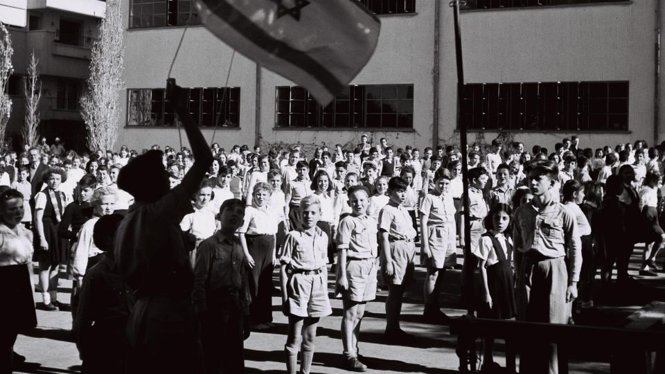Vytahování izraelské vlajky na základní škole v roce založení Izraele (1948)