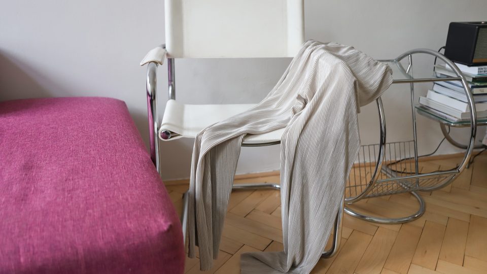 Plisované kalhoty Odivi a renovovaná židle z Iviny sbírky